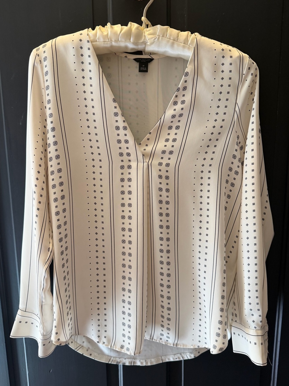 Ann Taylor Cream Printed V-Neck Long Sleeve Blouse. Small Petite